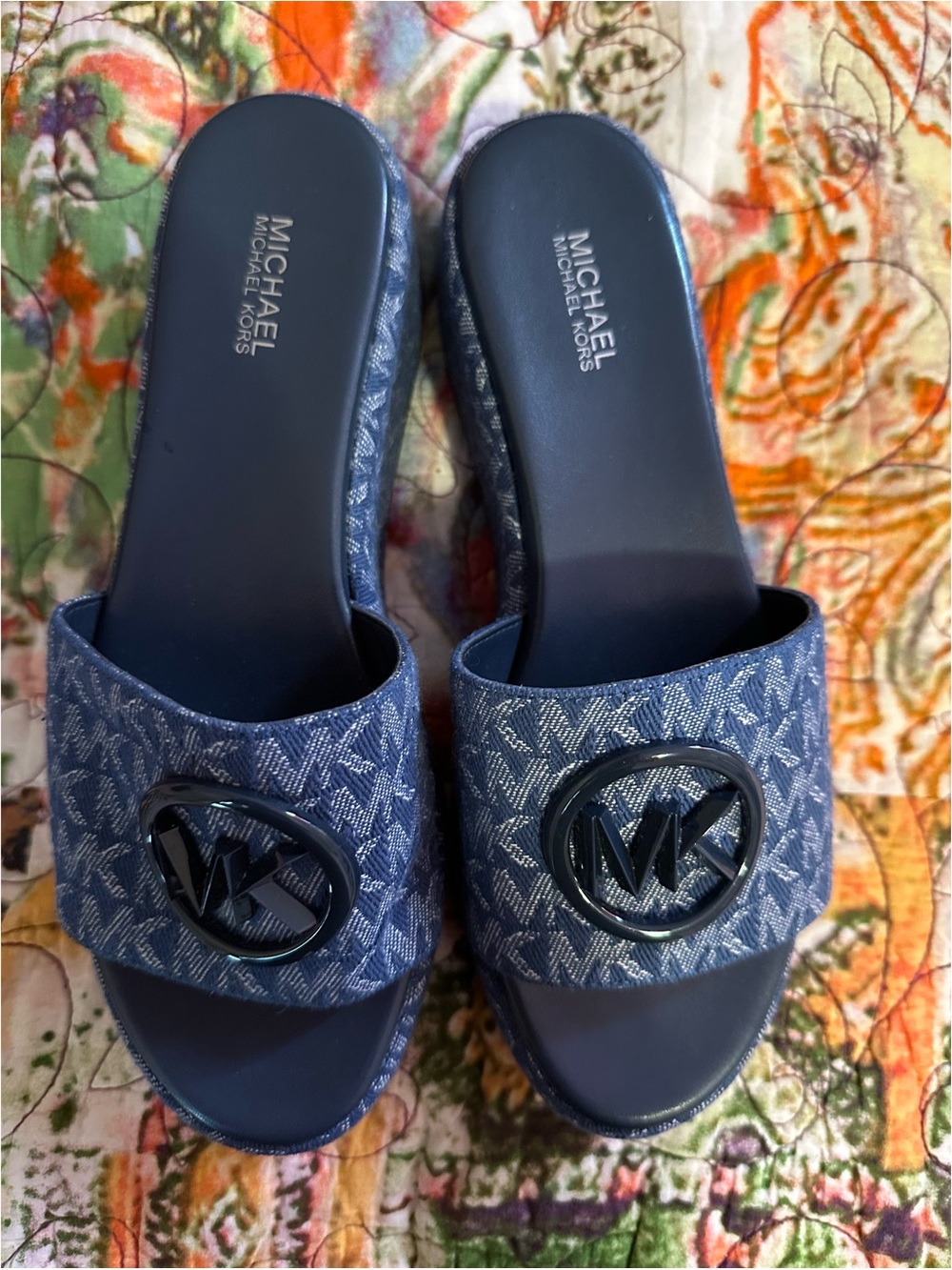 SZ 8 MK NAVY JEAN BLUE MICHAEL KORS LOGO JACQUARD WEDGE SANDALS